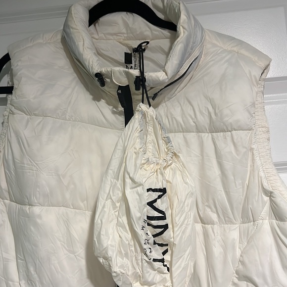 Woman’s white vest - Picture 6 of 8